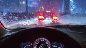 เวลาฝนตกหนัก ควรขับรถอย่างไรให้ปลอดภัยที่สุด