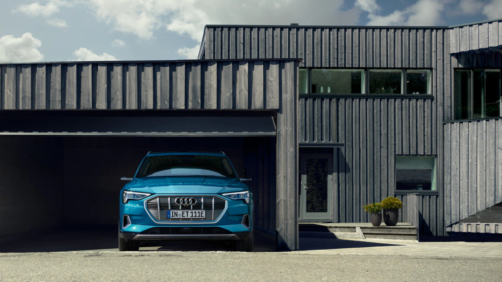 Audi E-Tron 55 Quattro รถครอบครัว SUV พลังงานไฟฟ้า 100 %